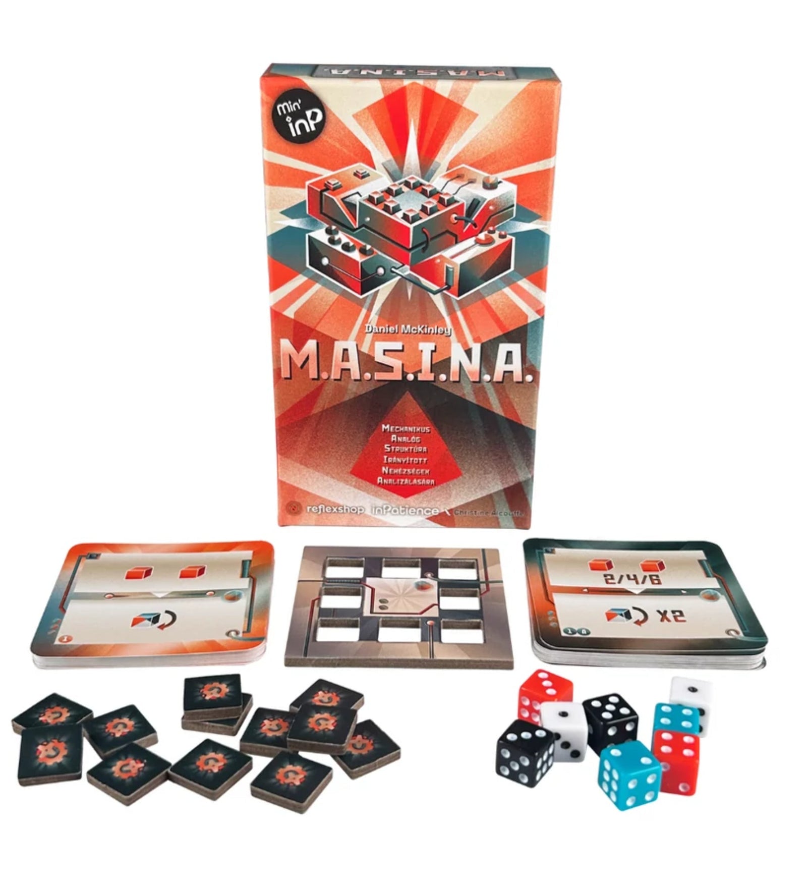 Játék közben elrendezett M.A.S.I.N.A. társasjáték, előtérben a különféle színű kockák, fogaskerék-tokenek, kártyák és táblák, háttérben a piros-narancs mintás, retro stílusú doboz, amin a játék neve és logója is jól látható.