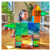 MAGNA-TILES Clear Colors 100 darabos mágneses építőjáték színes, áttetsző négyzetekből és háromszögekből épített robotfigurája.