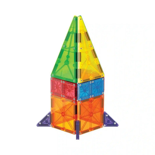 MAGNA-TILES Combo + microMAGS 20 darabos mágneses építőkészletből készült színes torony, narancssárga, kék és piros falakkal, zöld-sárga csúcsos tetővel.