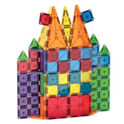 MAGNA-TILES Combo + microMAGS 62 darabos mágneses építőkészletből épített többszintes, színes kastély, magas narancssárga tornyokkal és zöld oldalsó részekkel.