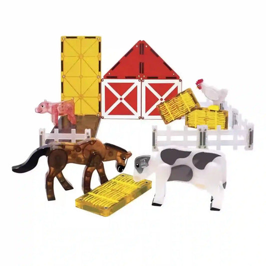 MAGNA-TILES Farm Animals 25 darabos mágneses építőkészletből készült farm, piros istállóval, fehér kerítéssel, szénabálákkal és négy háziállatfigurával.
