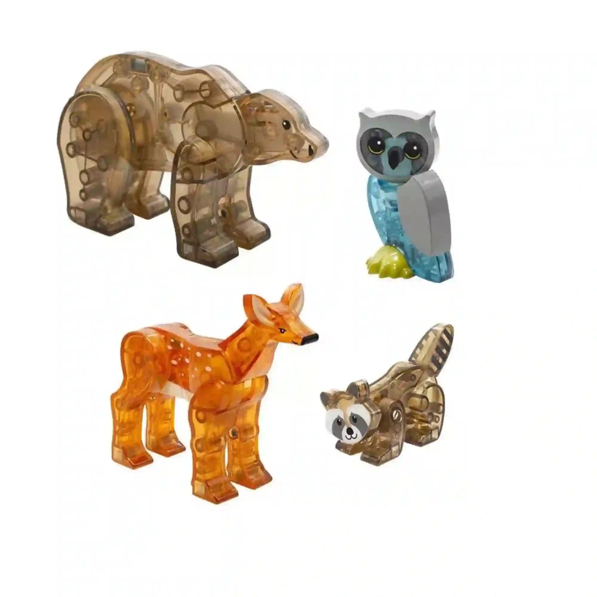 MAGNA-TILES Forest Animals mágneses építőkészlet négy állatfigurája fehér háttéren: barna medve, kék bagoly, narancssárga őz és mosómedve.