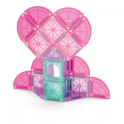 Magna-Tiles microMAGS Travel Heart to Heart mágneses építőjátékból épített rózsaszín szív alakú házikó áttetsző elemekkel és türkiz ajtóval.