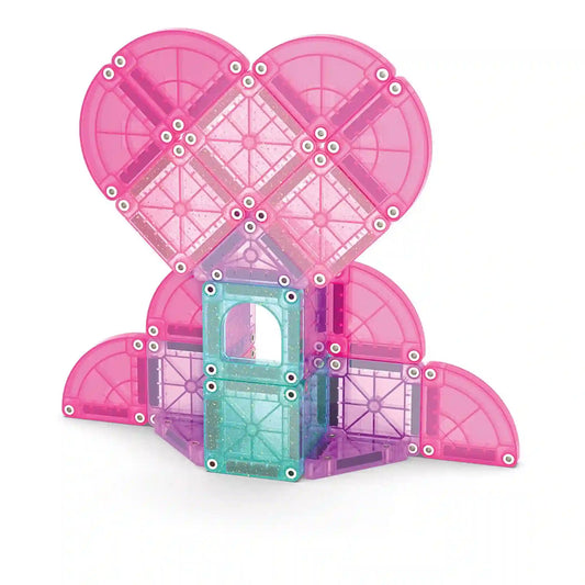 Magna-Tiles microMAGS Travel Heart to Heart mágneses építőjátékból épített rózsaszín szív alakú házikó áttetsző elemekkel és türkiz ajtóval.