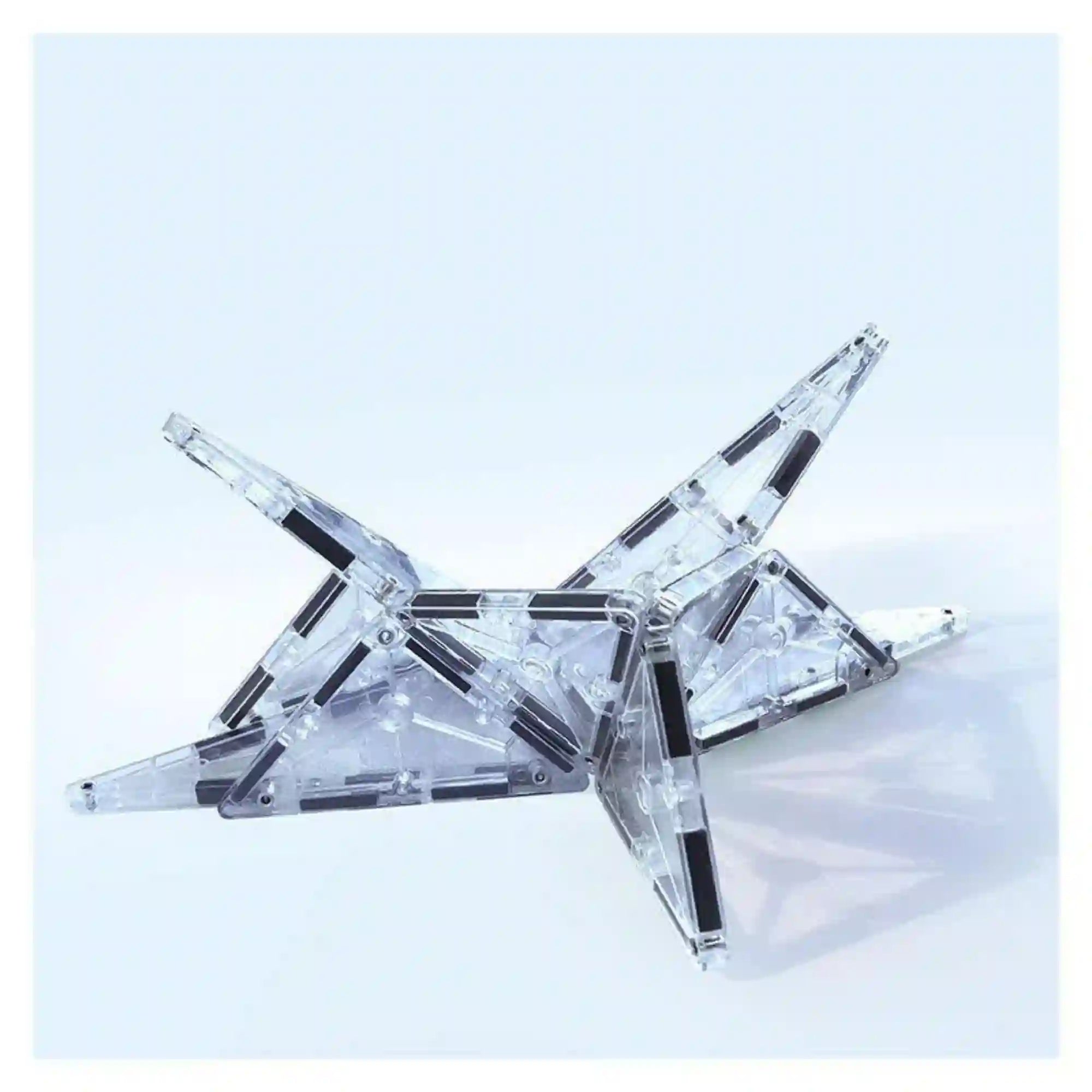 MAGNA-TILES Ice átlátszó mágneses építőelemekből összeállított, csillag alakú térbeli építmény.