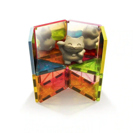 MAGNA-TILES Stardust, 15 darabos mágneses építőkészlet: Színes, áttetsző és tükrös mágneses lapokból épített forma, közepén egy szürke macskafigurával.