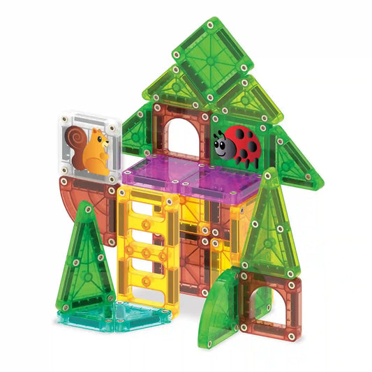 Magna-Tiles microMAGS Travel Tree House mágneses építőjátékból épített színes lombház mókus és katica mintás elemekkel.
