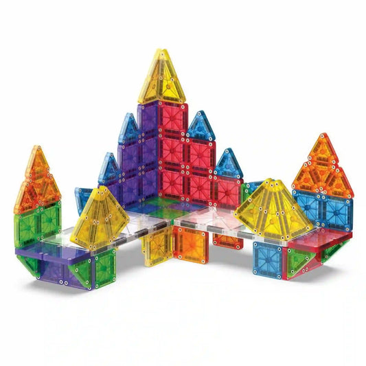 MAGNA-TILES microMAGS 70 darabos építőkészlet színes mágneses négyzetekből és háromszögekből összeállított kastéllyal, tornyokkal és hegyes tetőkkel.