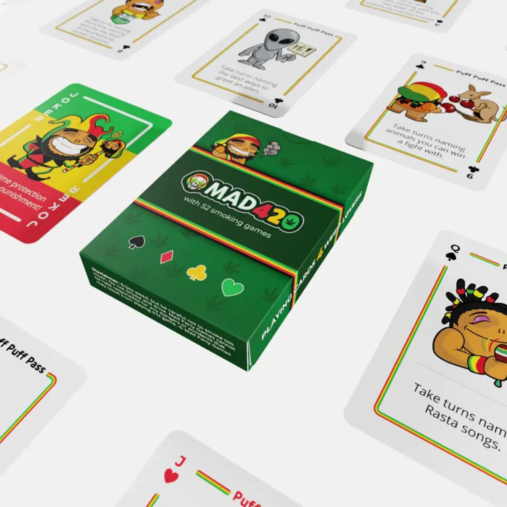 „MAD420 kártyajáték doboza asztalon, körülötte humoros grafikájú feladatkártyákkal.”