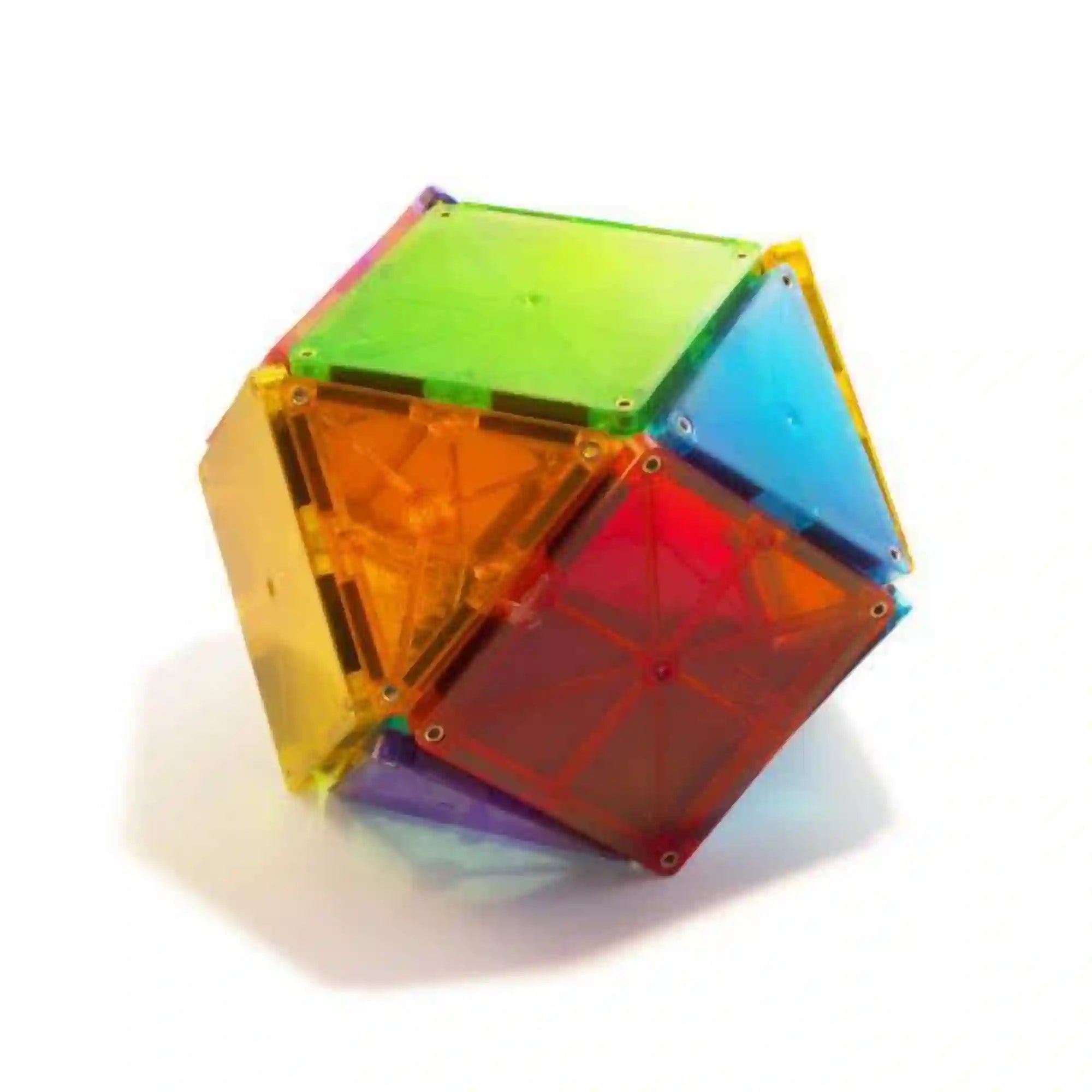 MAGNA-TILES Clear Colors 32 darabos készlet áttetsző, színes mágneses lapjaiból épített geometriai test fehér háttér előtt.