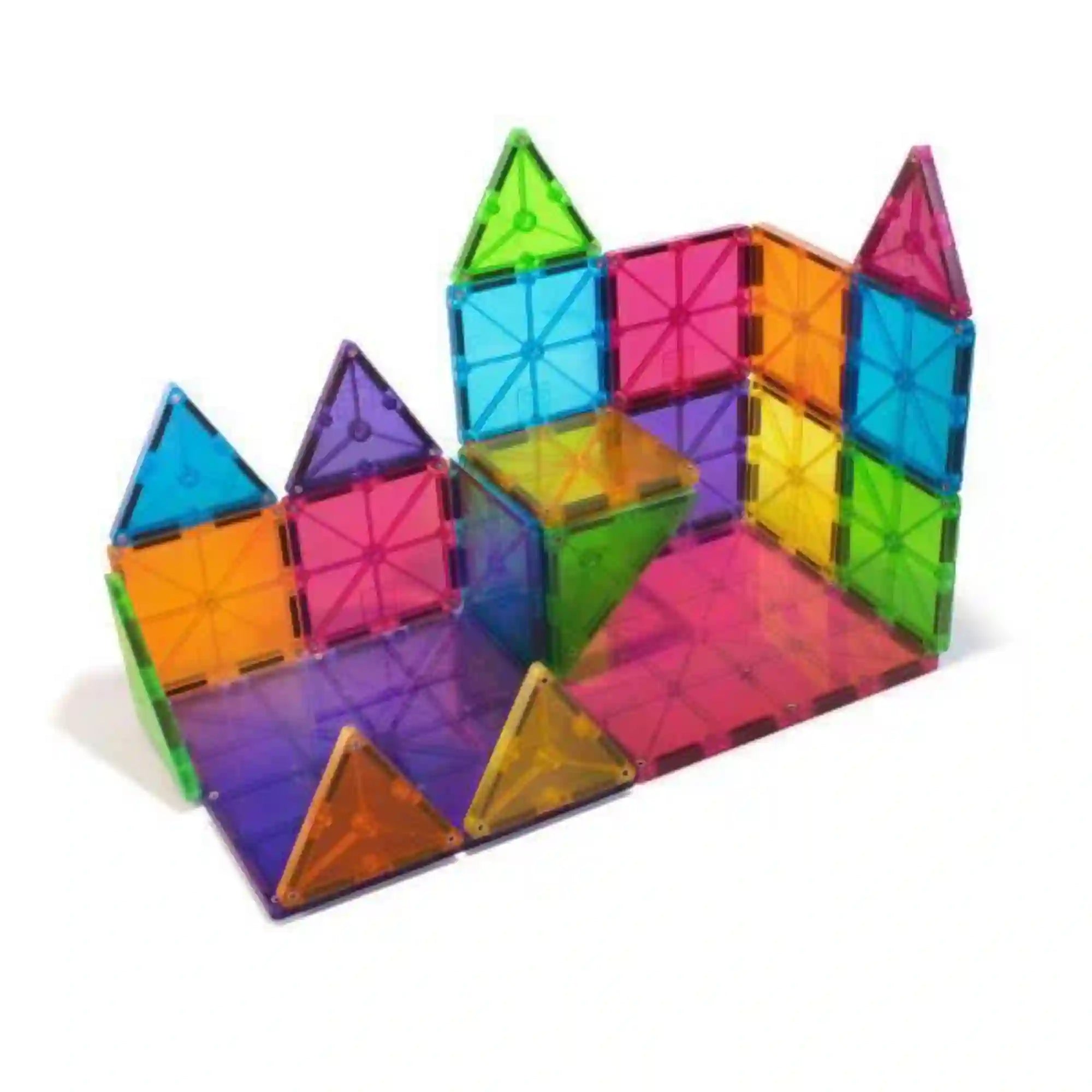 MAGNA-TILES Clear Colors 32 darabos mágneses építőjáték színes, áttetsző négyzetekből és háromszögekből összeállított építménye.