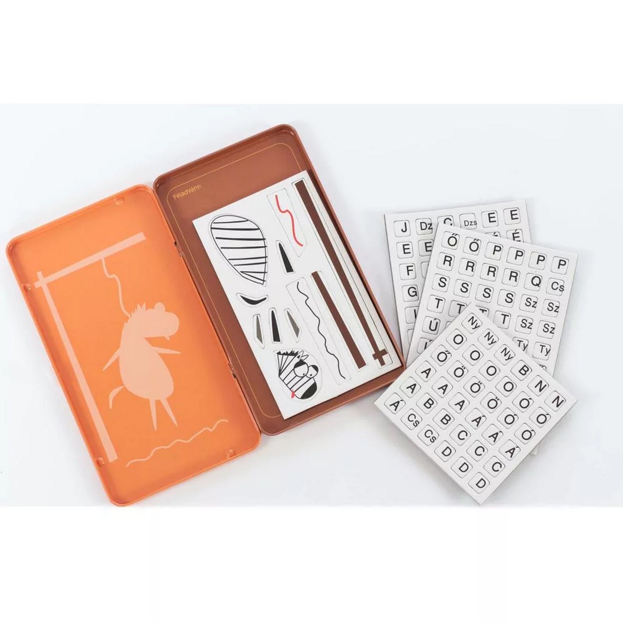 Mágneses Akasztófa utazó társasjáték nyitott fémdobozban, mágneses betűkkel és zebra figurával, praktikus hordozható kivitelben.