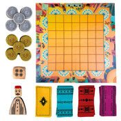 Marrakech társasjáték játékelemei: játéktábla, szőnyeglapkák, pénzérmék, dobókocka és a piacktulajdonos figura.