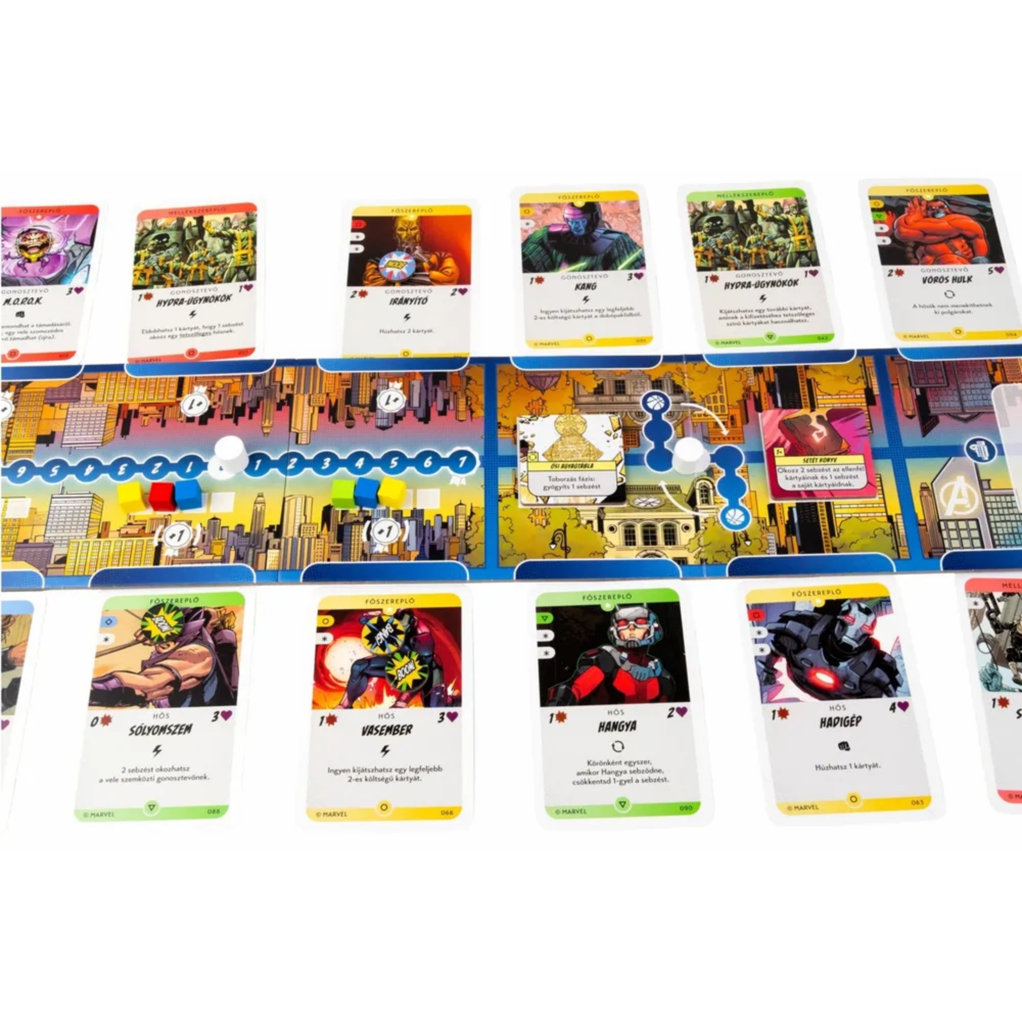 A Marvel: Összecsapás New Yorkban társasjáték játékmenete, hős- és gonosztevő kártyákkal, valamint színes játéktáblával és bábukkal.