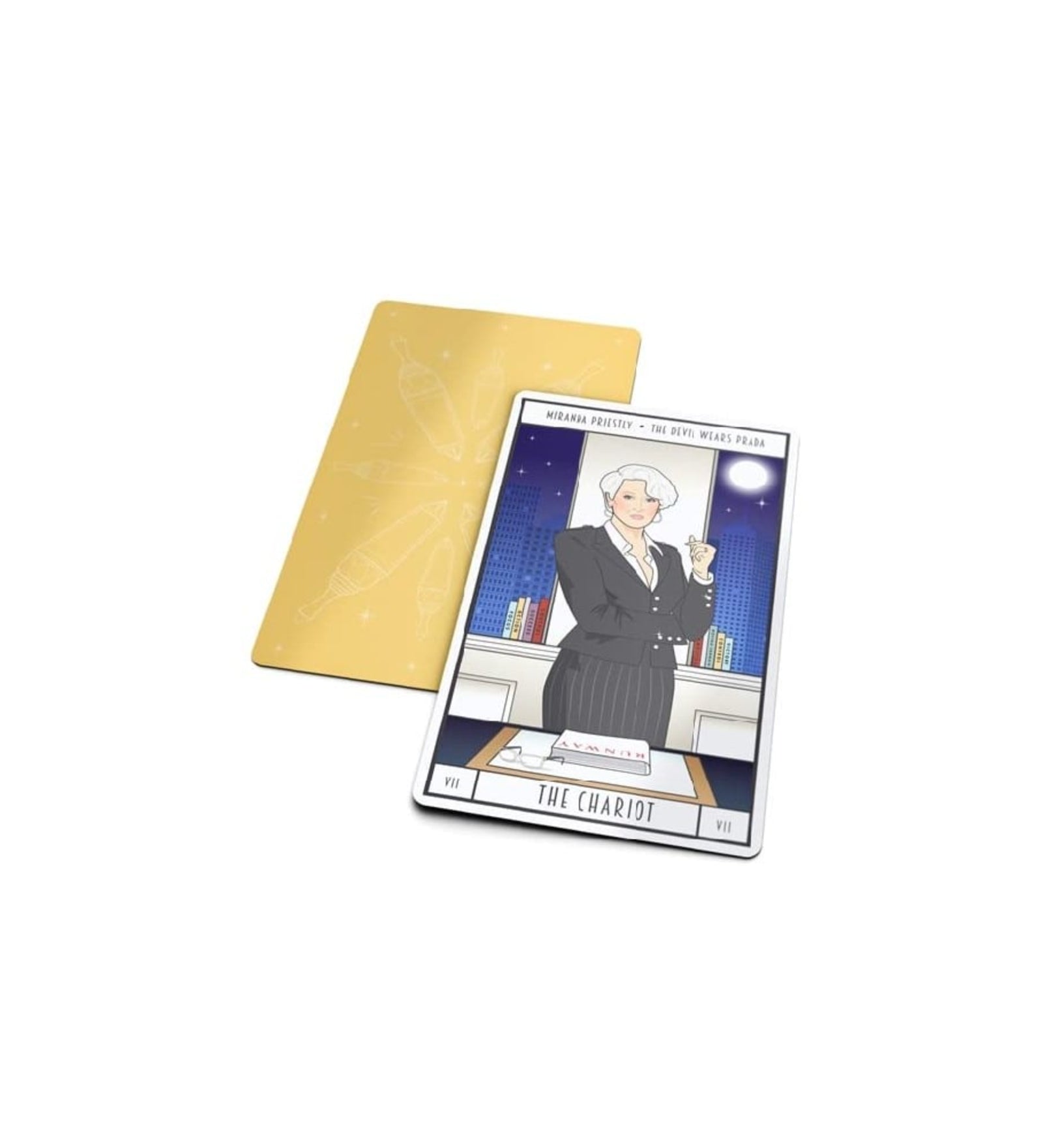 A képen a „Meryl Tarot” pakli egyik lapja látható, amelyen Miranda Priestly szerepel, a „Az ördög Pradát visel” című film ikonikus karaktere. A kártyán a „The Chariot” (A Diadalszekér) tarot archetípusa szerepel, amely az elszántságot, kontrollt és előrehaladást szimbolizálja – tökéletesen illik Miranda karizmatikus és határozott személyiségéhez. A háttérben modern irodaépületek és egy asztal látható, a kártya hátoldala pedig sárga alapon csillagképekkel és szimbólumokkal van díszítve.