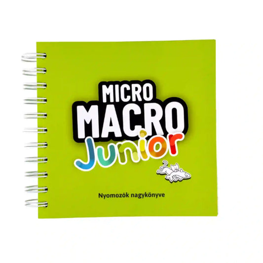 Micro Macro Junior – Bajkeverők, kíméljenek! magyar nyelvű társasjáték zöld, spirálkötésű nyomozókönyve színes logóval és kis állatfigurával, fehér háttér előtt.