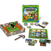 A képen a Minecraft Builders & Biomes Junior társasjáték tartalma látható kibontva. A játék elemei tökéletesen tükrözik a Minecraft világ jól ismert pixeles stílusát. A középpontban egy kockatorony áll, amelyet a játékosok fokozatosan bontanak le, miközben különböző blokkokat gyűjtenek.

A játéktér a doboz aljából alakítható ki, melyet láva szegélyez, ezáltal egyedi, Minecraft-ihlette keretet adva a játéknak. A kép bal alsó részén egy pixeles csákány és egy ásó található, amelyek segédeszközként szolgálnak 