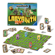 A képen a Minecraft Labyrinth társasjáték tartalma látható kibontva. A játéktábla egy klasszikus labirintust ábrázol Minecraft-stílusban, zöld mezőkkel és mozgatható ösvényekkel. A játékosok színes Minecraft karakterfigurákkal (pl. Steve, Alex) haladnak végig az útvesztőben, hogy különböző célokat – például zombikat, creepert vagy gyémántcsákányt – érjenek el.A képen jól láthatóak a karakterkártyák, az irányjeA doboz bal alsó sarkában jelölve van, hogy a játék 7 éves kortól, 2–4 játékos számára ajánlott. 