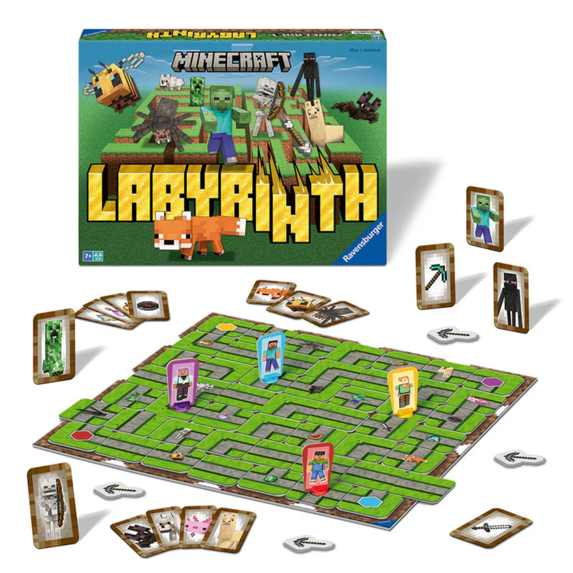 A képen a Minecraft Labyrinth társasjáték tartalma látható kibontva. A játéktábla egy klasszikus labirintust ábrázol Minecraft-stílusban, zöld mezőkkel és mozgatható ösvényekkel. A játékosok színes Minecraft karakterfigurákkal (pl. Steve, Alex) haladnak végig az útvesztőben, hogy különböző célokat – például zombikat, creepert vagy gyémántcsákányt – érjenek el.A képen jól láthatóak a karakterkártyák, az irányjeA doboz bal alsó sarkában jelölve van, hogy a játék 7 éves kortól, 2–4 játékos számára ajánlott. 
