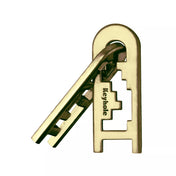 Aranyszínű Huzzle Cast Keyhole logikai kirakó két kulcsformájú elemmel összekapcsolva, szemből nézve.