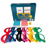 Nagyi bugyiban magyar nyelvű társasjáték teljes készlete: játéktábla nélküli partijáték doboza, színes műanyag szemüvegek, szerep- és szitukártyák, valamint homokóra fehér háttéren.