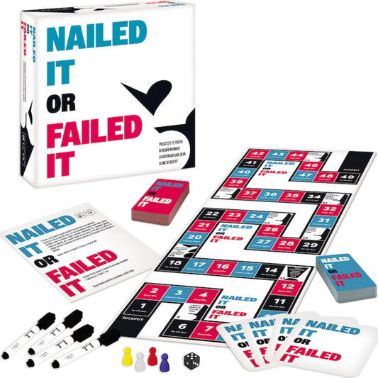 „Nailed It or Failed It társasjáték: játéktábla, kártyapaklik, dobókocka, színes figurák és törölhető filcek a doboz mellett kiterítve.”