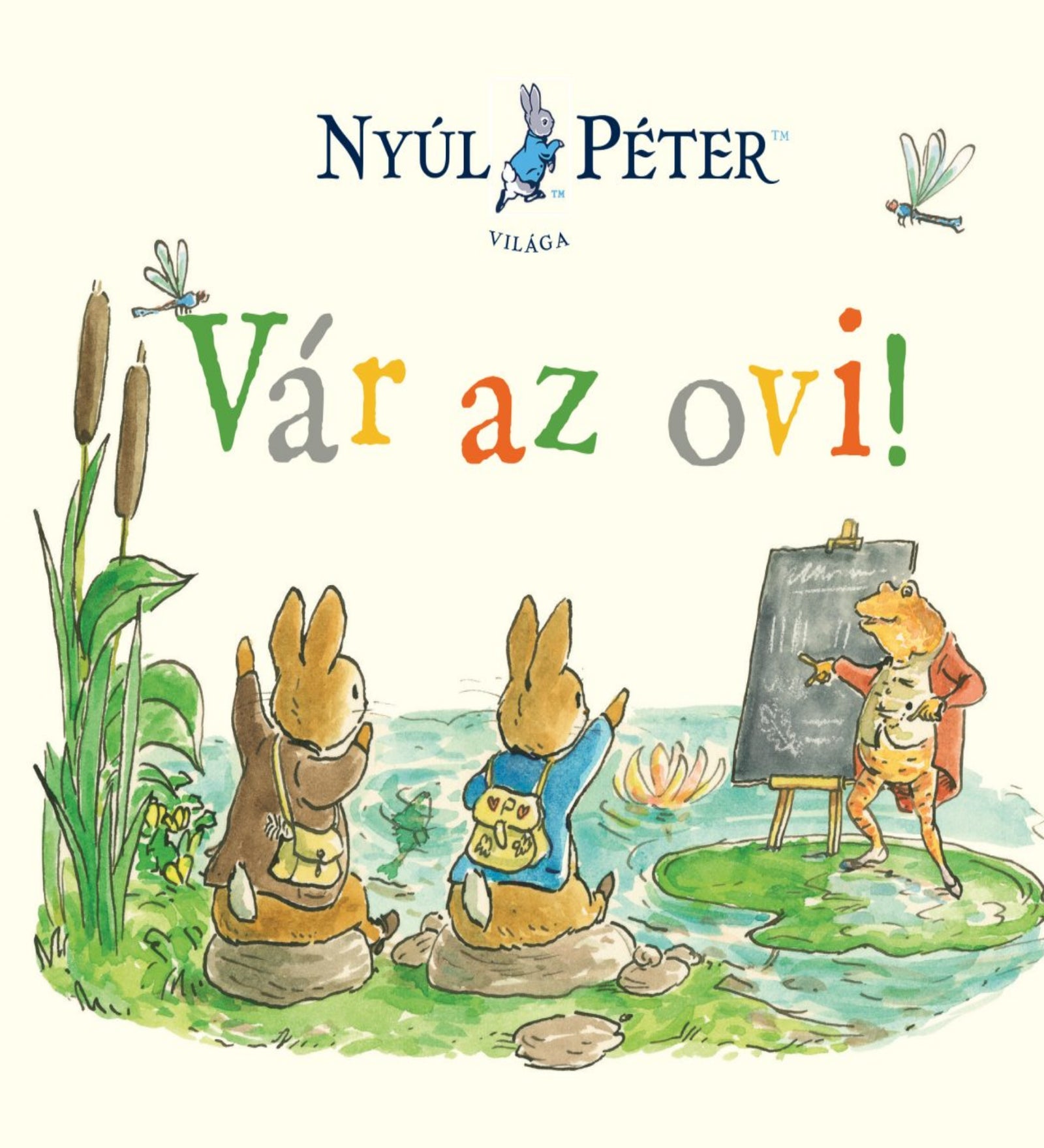 A Vár az ovi! című gyerekkönyv borítója a Nyúl Péter világa sorozatból, amelyen két hátizsákos nyuszi ül egy tóparton, figyelve egy táblánál magyarázó tanárbékát, festett növényekkel, vízililiommal és szitakötőkkel a háttérben.