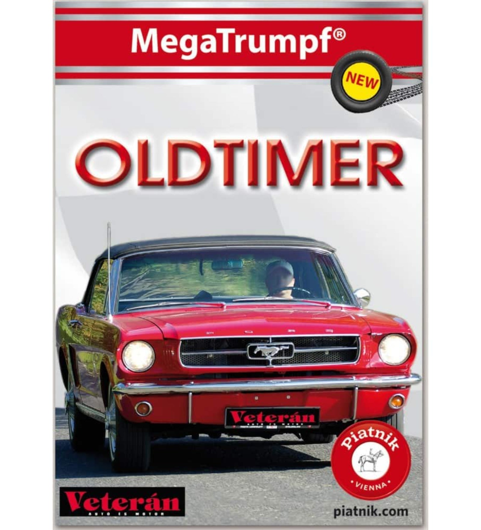 A képen a MegaTrumpf: Oldtimer kvartett kártyajáték csomagolása látható. A doboz elején egy gyönyörű, piros Ford Mustang oldtimer autó szerepel, amely tökéletesen visszaadja a veterán autók varázsát. A „Veterán Autó és Motor” logó és a Piatnik embléma is jól kivehető, utalva a játék hivatalos és minőségi kiadására. A háttér letisztult, így az autó igazán hangsúlyossá válik a borítón.
