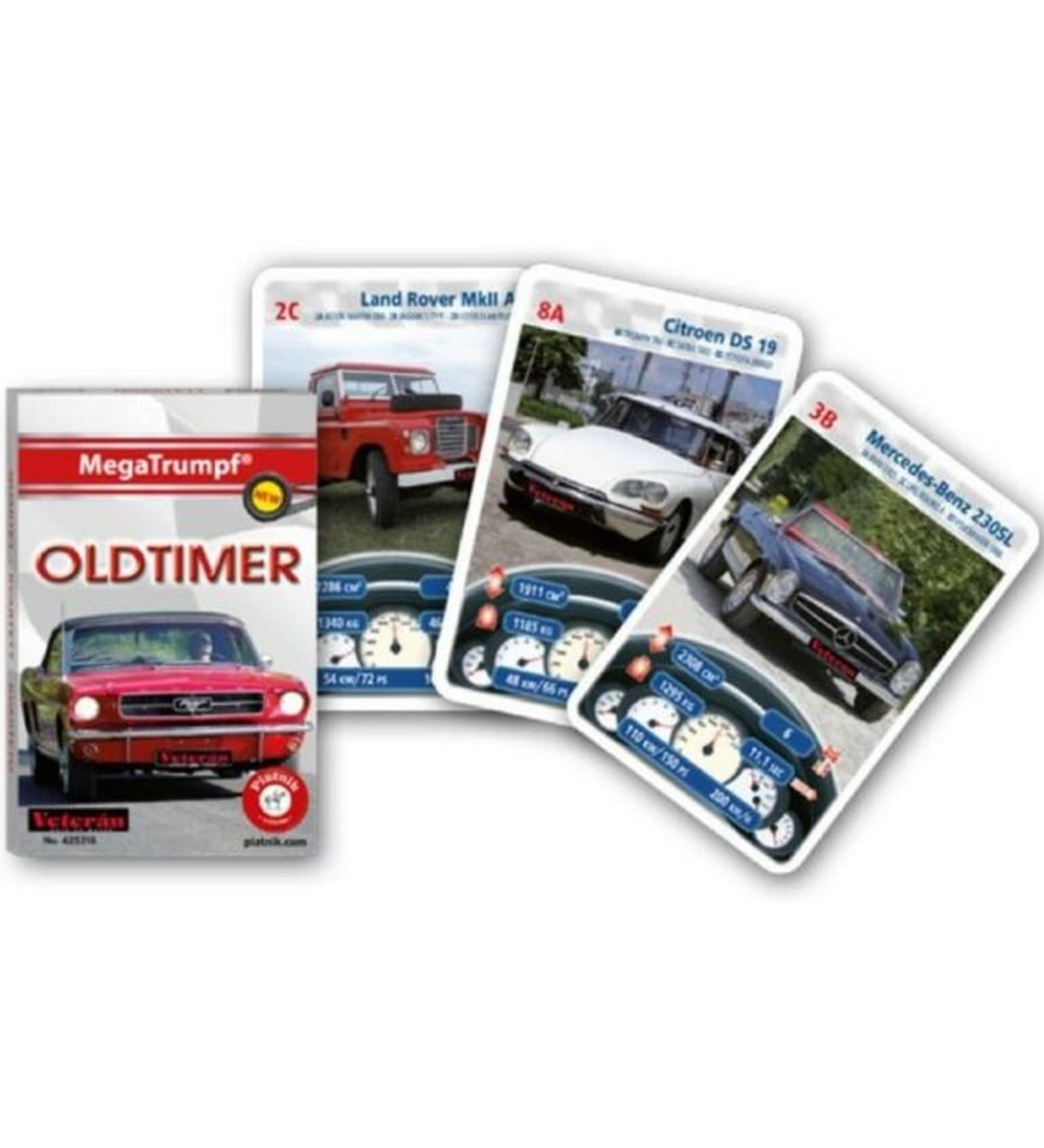 A képen a MegaTrumpf: Oldtimer kvartett kártyajáték látható kibontva. A doboz elején egy klasszikus piros Ford Mustang szerepel, míg előtte három kihajtott játékkártya fekszik: a Land Rover MkII A, a futurisztikus Citroën DS 19 és a stílusos Mercedes-Benz 230 SL. Minden kártyán technikai adatok és sebességmérő grafikák jelennek meg, amelyek segítségével a játékosok összehasonlíthatják a veterán autók tulajdonságait