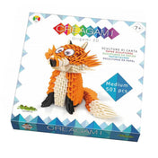 A képen a Creagami 3D origami róka készlet látható, amely egy 501 darabos moduláris origami szett. Színes papírdarabokból egy lenyűgöző 3D róka figura hajtogatható, amely nemcsak szórakoztató, hanem fejleszti a kézügyességet és a koncentrációt is.