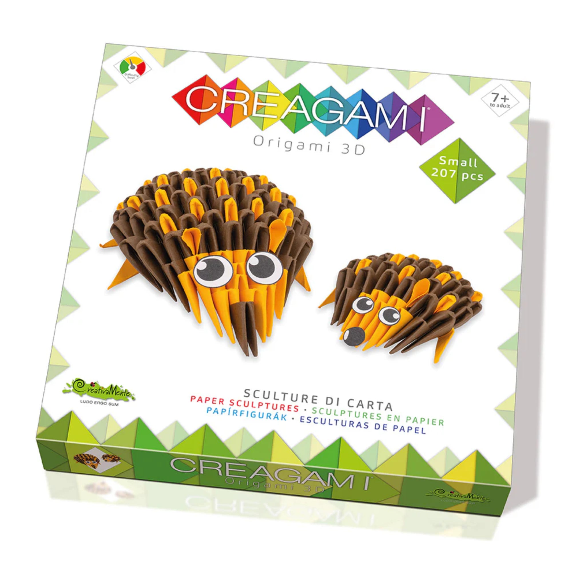 A képen a Creagami 3D Origami Süni készlet látható, amely 207 előre kivágott, színes kartonlapot tartalmaz. Ezzel a moduláris origami szettel egy aranyos papírsünit hajtogathatsz meg, fejlesztve kreativitásodat és kézügyességedet. Ideális kikapcsolódás gyerekeknek és felnőtteknek egyaránt.