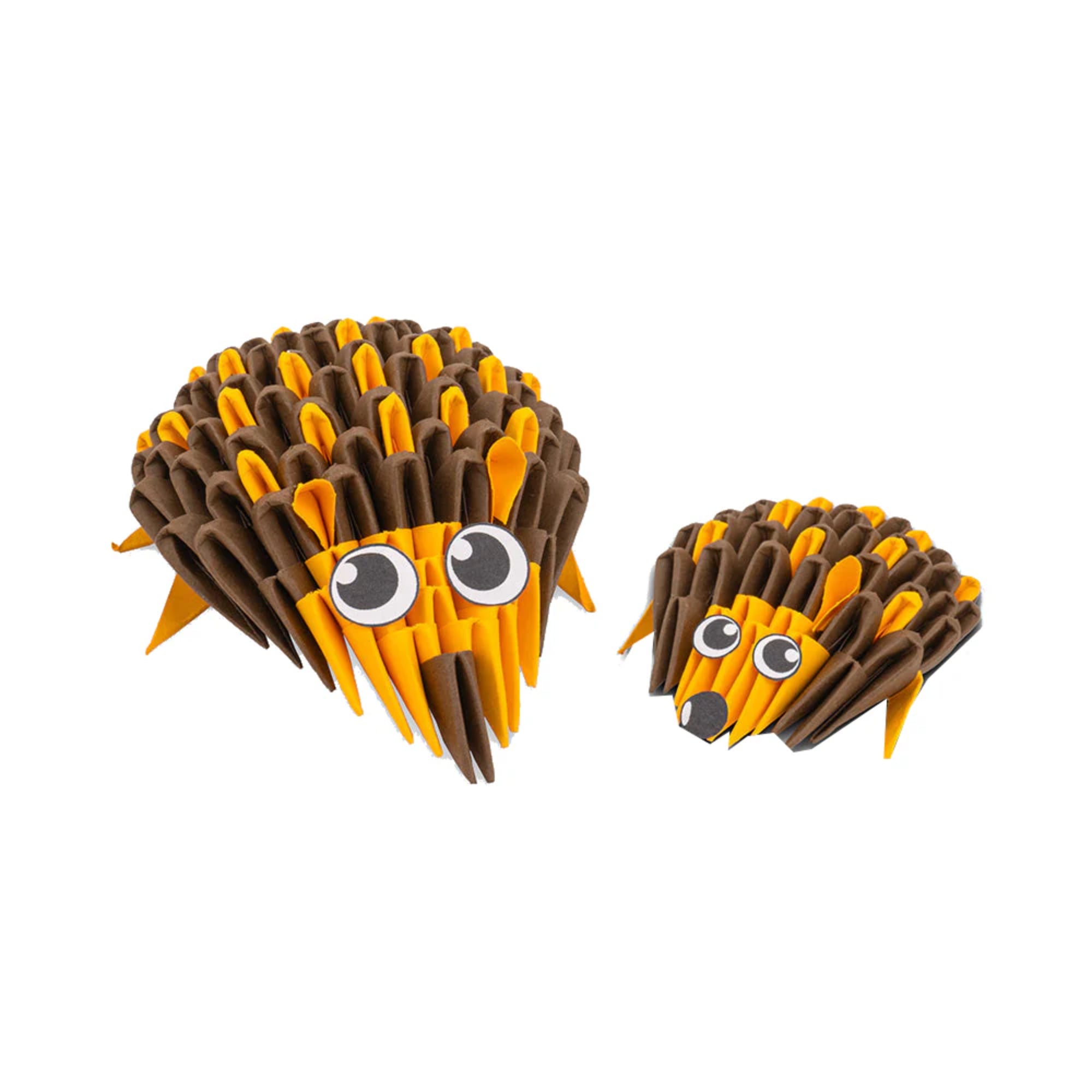 A képen két aranyos, 3D origami sünifigura látható, amelyeket a Creagami Origami 3D készlet segítségével lehet összeállítani. A barna és sárga papírdarabokból hajtogatott sünik vidám megjelenésükkel tökéletes dekorációk vagy kreatív ajándékok lehetnek.