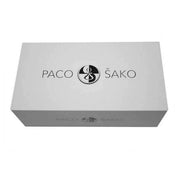 Paco Sako: békés sakk elegáns fehér doboza. A minimalista csomagoláson a játék neve és logója látható, amely a figurák egyesülését jelképezi.