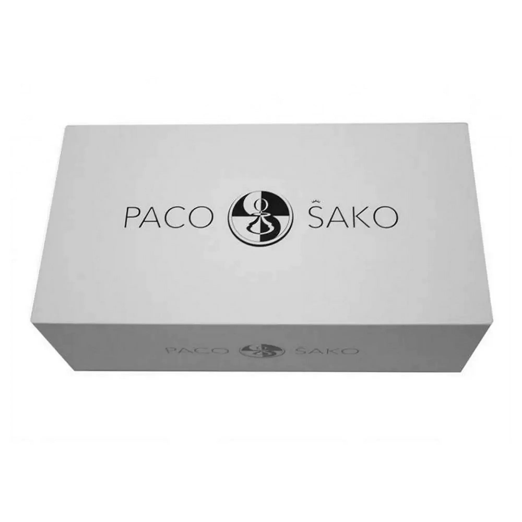 Paco Sako: békés sakk elegáns fehér doboza. A minimalista csomagoláson a játék neve és logója látható, amely a figurák egyesülését jelképezi.