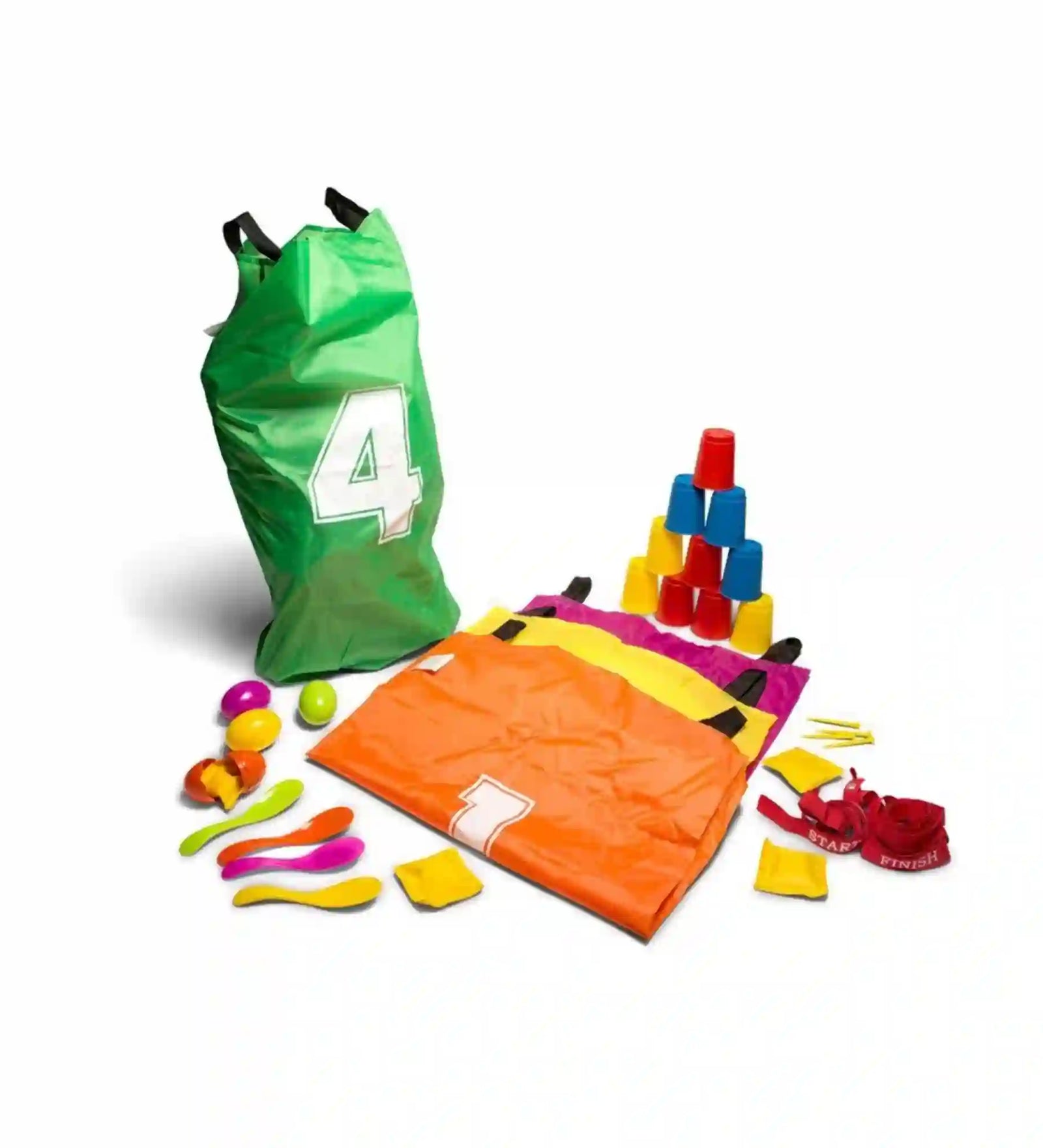 A BS Toys Party Kit ügyességi játék kellékei, köztük zsákok, labdák, kanalak, babzsákok és pohártorony.