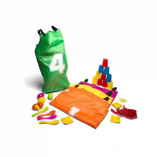 A BS Toys Party Kit ügyességi játék kellékei, köztük zsákok, labdák, kanalak, babzsákok és pohártorony.