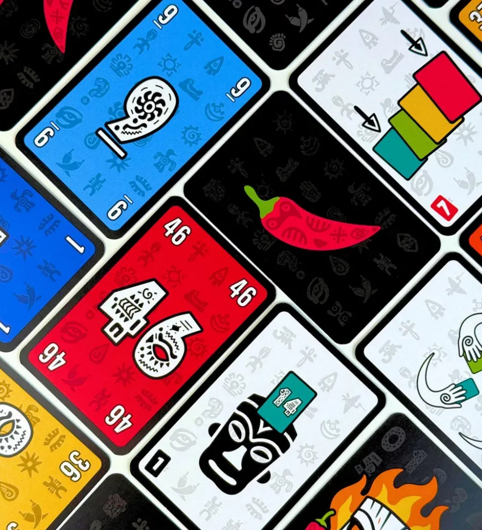 Pili Pili kártyajáték színes játékkártyák közelről, különböző ikonokkal, számokkal és chilipaprika grafikával, modern dizájnnal