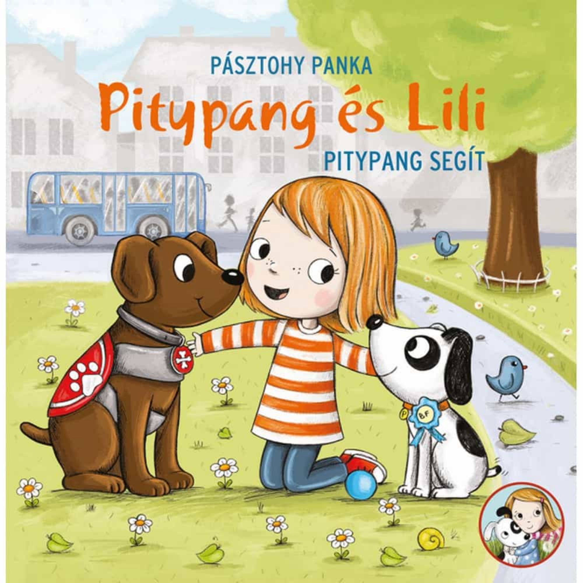 A képen Lili, a kislány mosolyogva öleli át Pitypangot, a segítőkutyát, és egy másik barátját, egy kis fehér kutyát. A háttérben park és városi utca látható, amely barátságos és vidám hangulatot sugall.