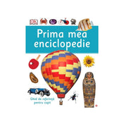 A képen a „Prima mea enciclopedie” (Első enciklopédiám) című román nyelvű gyermekkönyv borítója látható, amely a DK (Dorling Kindersley) kiadó gondozásában jelent meg. A borítón különféle, gyerekek számára izgalmas témákból válogatott képek szerepelnek: egy színes hőlégballon központi motívumként, egy múmiakoporsó, egy napraforgó, egy klasszikus autó, pingpongütő, ásvány, bogár, valamint tengeri hal és más ikonikus tárgyak. 