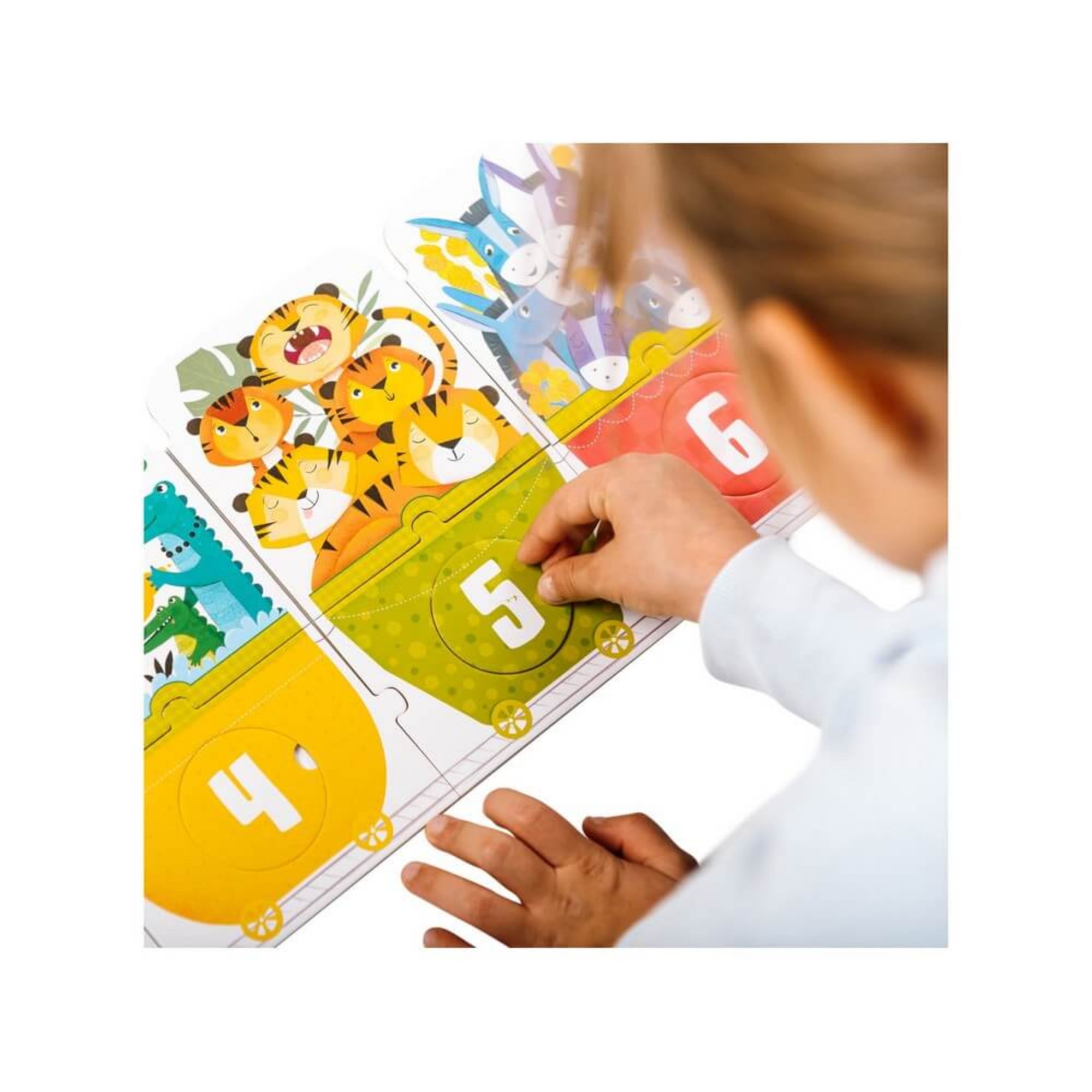 Ezen a képen egy gyermek játszik a "Trenuletul Cifrelor" puzzle-val, miközben összeilleszti a vagonokat a megfelelő számokkal, számolva az állatokat.