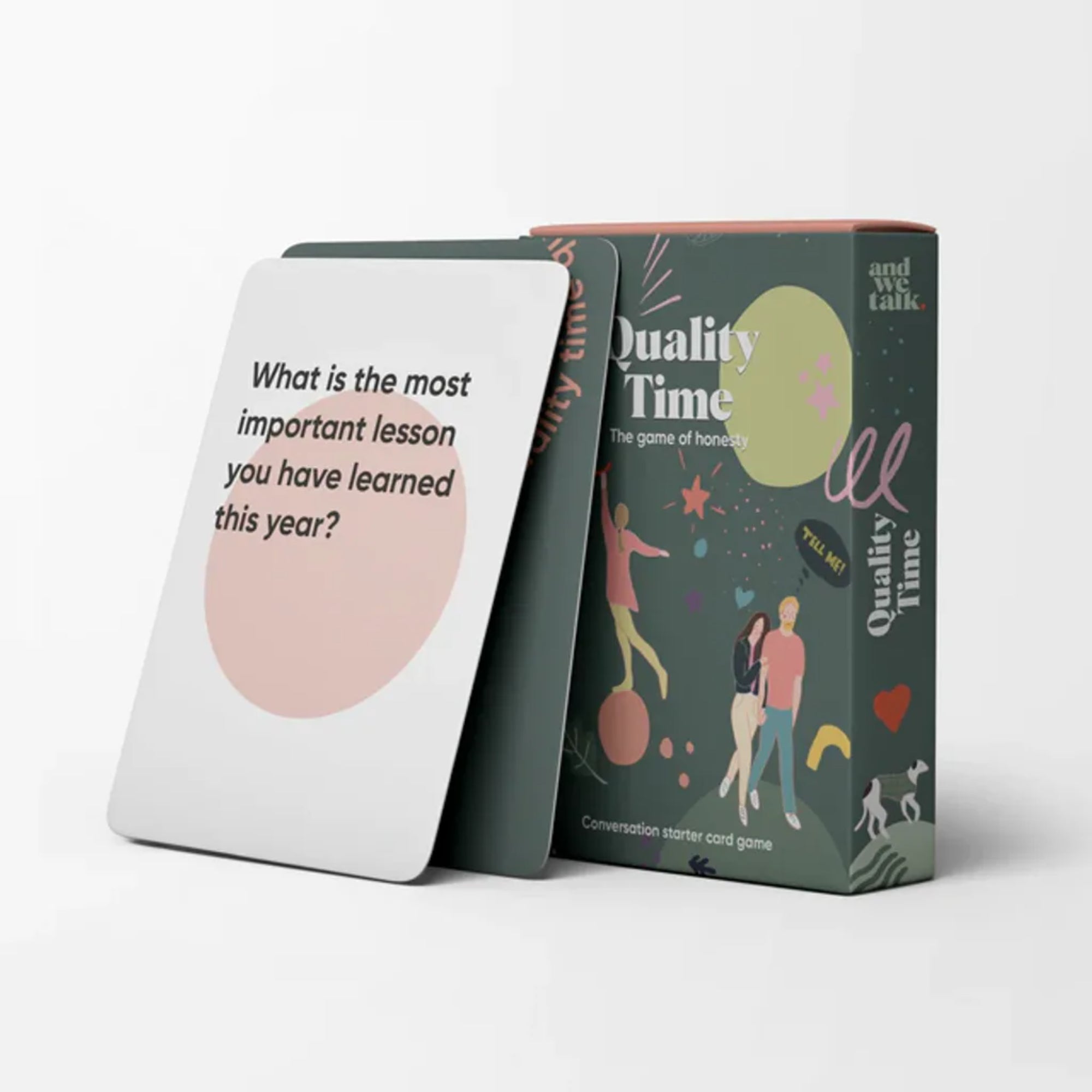 Quality Time beszélgetésindító kártyajáték doboza és kérdéskártyák, fehér háttéren, stúdiófotón