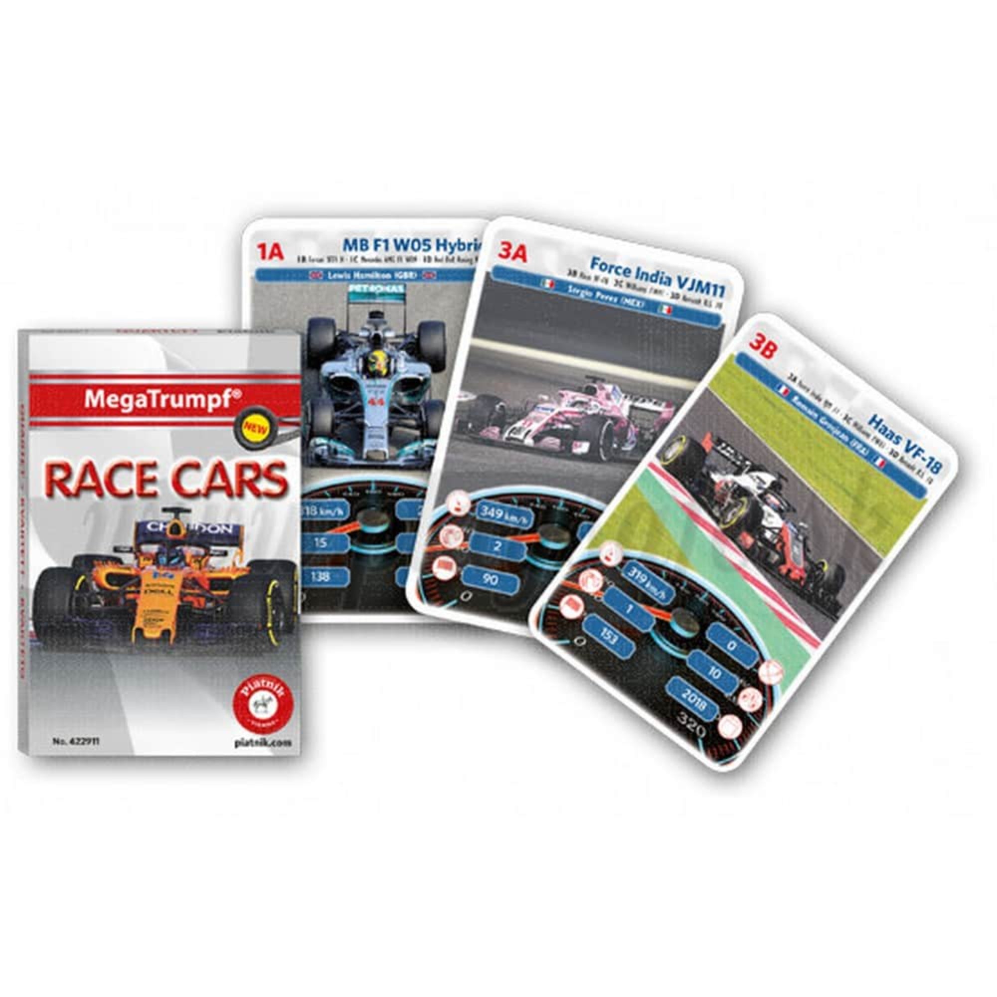 A képen a MegaTrumpf „Race Cars” kvartettkártya-szett látható kibontva. Bal oldalon a doboz borítója szerepel, rajta egy élénk narancssárga F1-es autó. Mellette három különböző kártya található, amelyeken híres versenyautók fényképei és műszaki adatai szerepelnek, például a „MB F1 W05 Hybrid”, a „Force India VJM11” és a „Haas VF-18”. A kártyákon jól láthatók a sebesség, lóerő, évjárat és más izgalmas jellemzők, amelyek alapján a játékosok összehasonlíthatják az autókat. 