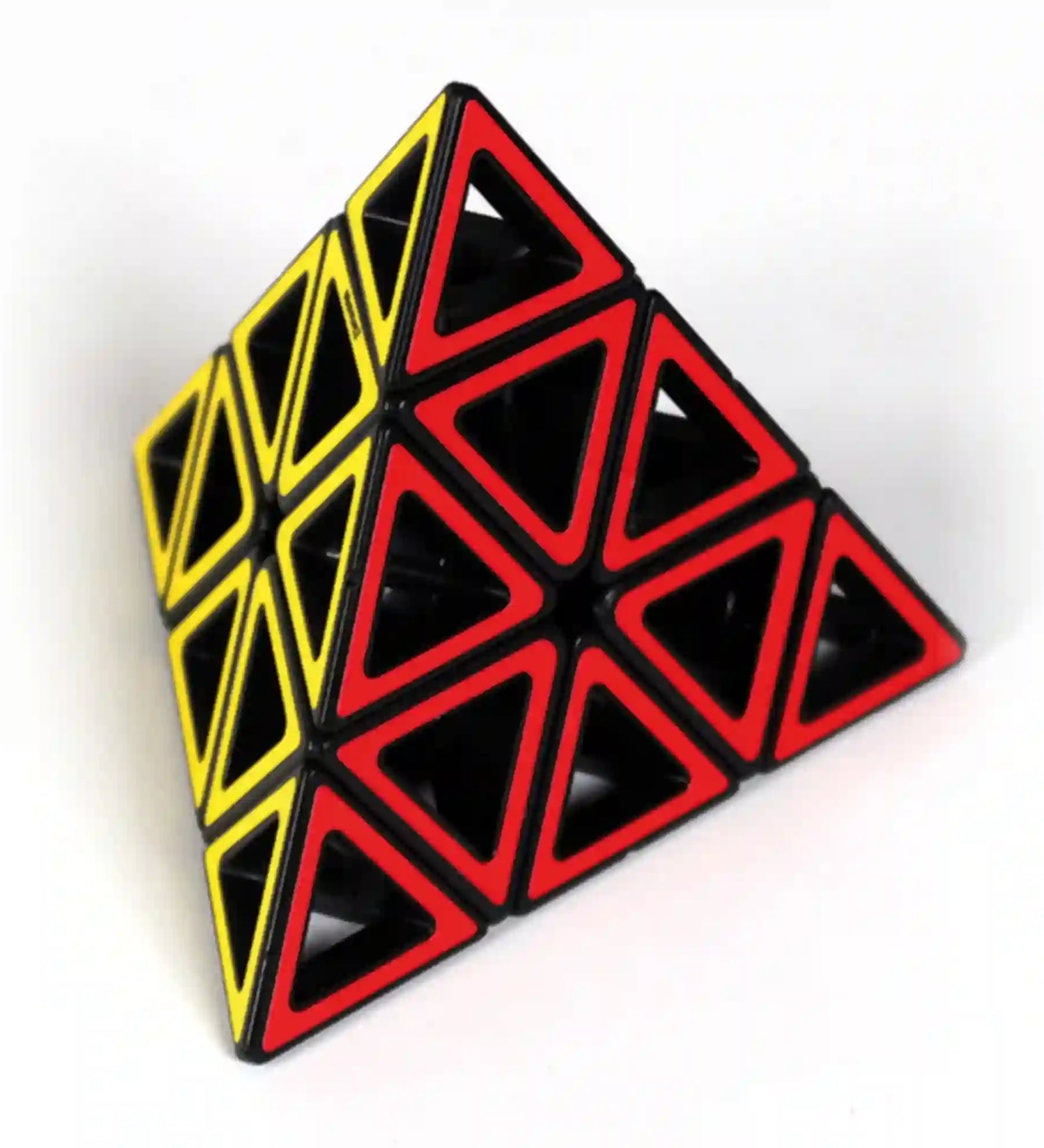 Hollow Pyraminx háromszög alakú ügyességi puzzle piros és sárga oldalnézetben, üreges kialakítású elemekkel.
