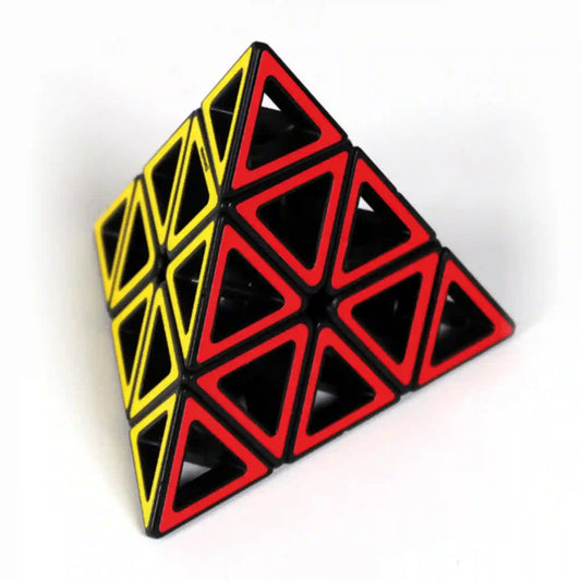 Hollow Pyraminx háromszög alakú ügyességi puzzle piros és sárga oldalnézetben, üreges kialakítású elemekkel.