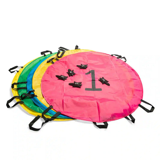 A BS Toys Squirrel Parachutes ügyességi játék színes ejtőernyői és számozott mókusfigurái.