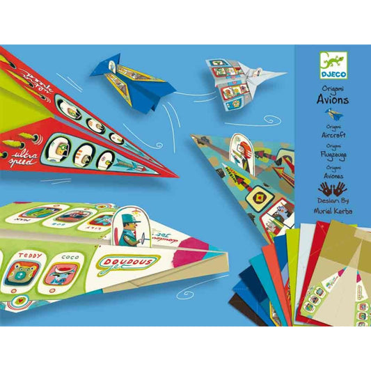 Djeco Origami Avions papírrepülők különböző mintákkal, összehajtva és repülés közben ábrázolva.