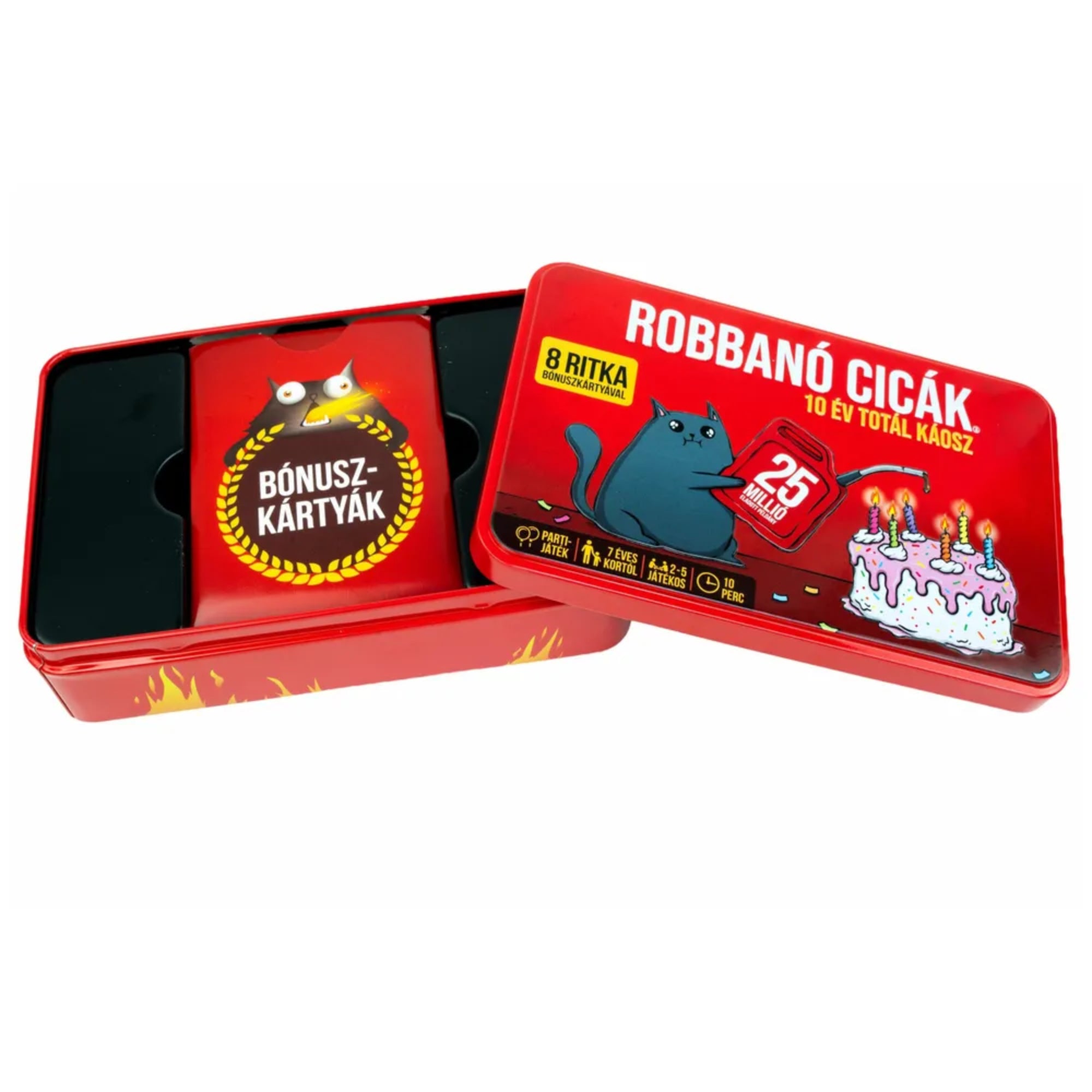 Robbanó cicák – 10 év totál káosz jubileumi kiadás piros fémdoboza közelről, tortát gyújtó cicás grafikával és „25 millió” felirattal.