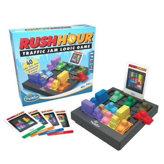 ThinkFun Rush Hour Csúcsforgalom társasjáték doboza és játéktábla színes járművekkel, feladványkártyákkal és piros autóval a kijáratnál.
