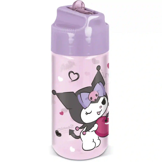STOR Kuromi mintás 430 ml-es gyerekkulacs, áttetsző rózsaszín palackkal, lila felhajtható ivócsőrrel, Kuromi figurával, cseresznyével és szívecskés mintával.