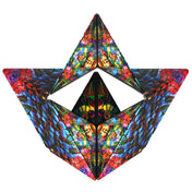 Harmadik kép: A Shashibo: Chameleon mágneses kocka egyik nyitott formája, háromszög alakzatokból álló geometriai szerkezet, színpompás pikkelymintával.